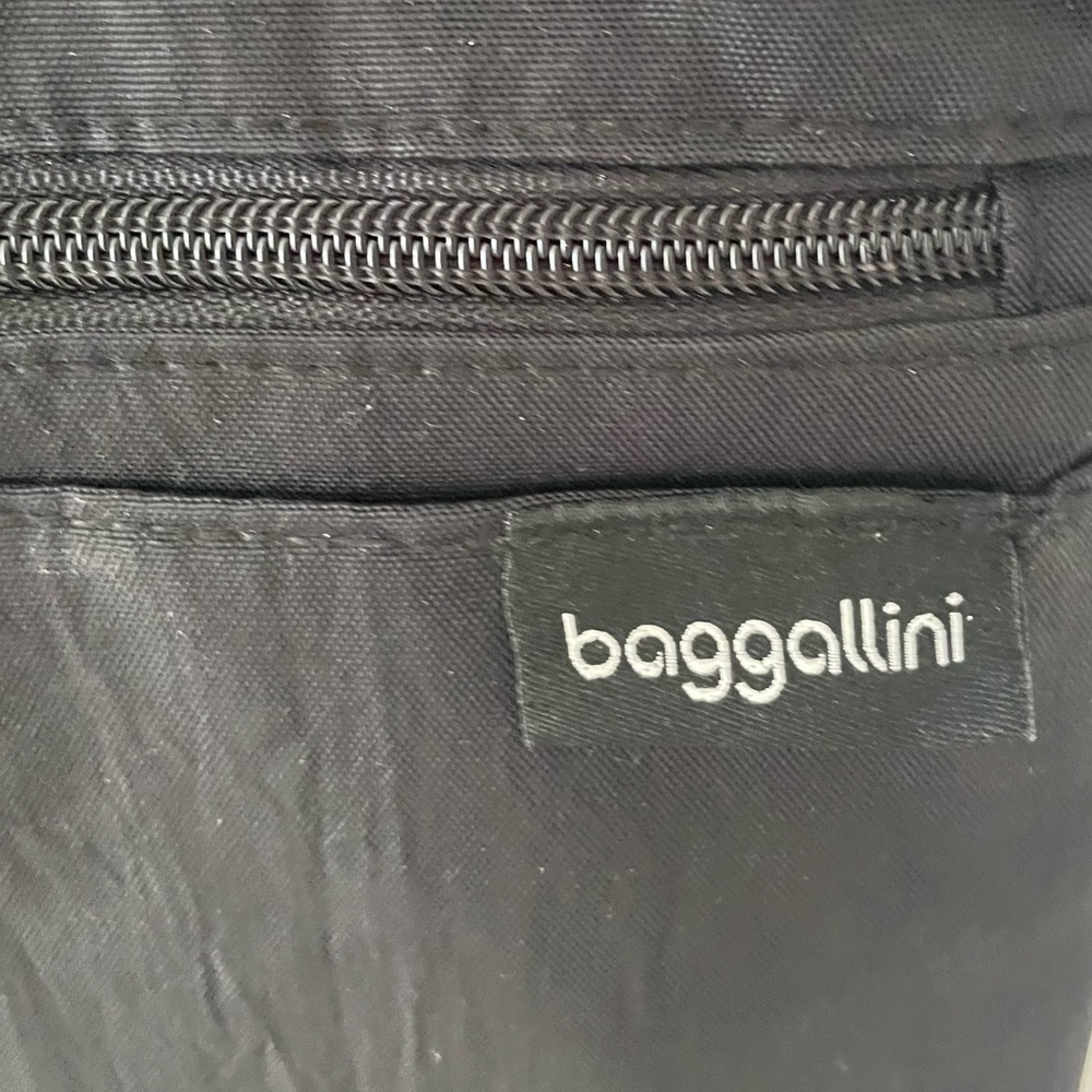 Baggallini Crossbody Color Black Top Zipper
Adjustable Strap Magnetic Closure - Picture 3 of 5